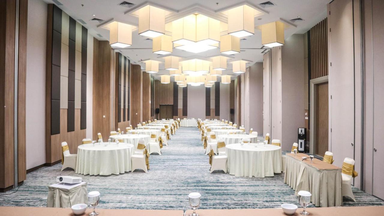 Hotel Santika Букитинги Екстериор снимка